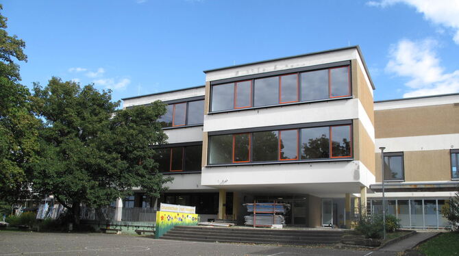 Die Fenster sind neu, doch die Grundschule in Bempflingen wurde vor allem im Innenbereich saniert.  FOTO: HILLER