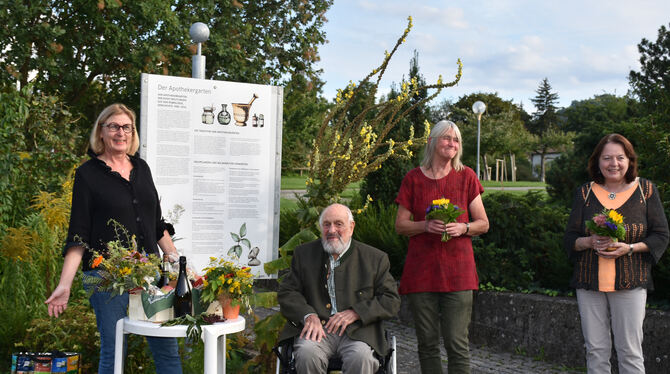 Verabschiedung im Garten (von links): Bürgermeisterin Ulrike Hotz, Dr. Christoph Höltzel und seine Nachfolgerinnen Christel Ehle