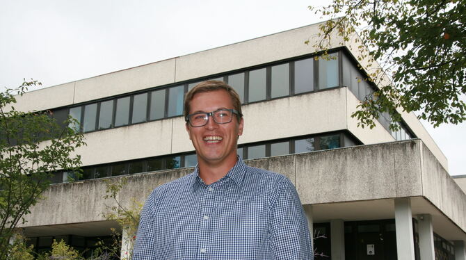 Manuel Kiner freut sich auf die neue Aufgabe als Schulleiter in der Münsterschule Zwiefalten. FOTO: THUMM