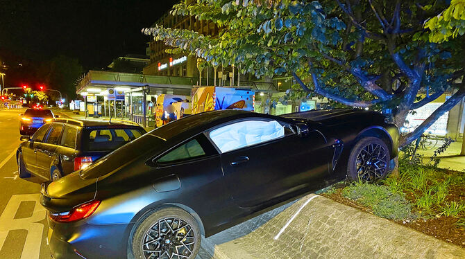 In der Lautenschlagerstraße geriet der BMW-Sportwagen außer Kontrolle und prallte gegen ein anderes Auto und einen Baum. Die Pol