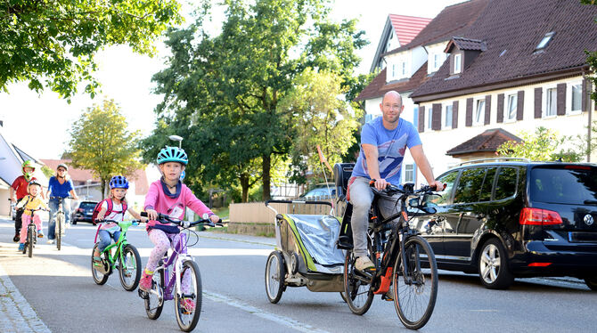 Auf Rädern unterwegs in Wankheim: Tim Schöne mit seinen Töchtern und Katrin Stephan aus Mähringen mit ihren Kindern.  FOTO: PIE