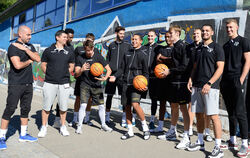 Gruppenbild vor der Trainingshalle in Tübingen. Die neue Mannschaft der Tigers stellt sich vor. FOTO: PIETH 