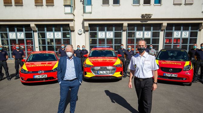 OB Fritz Kuhn und Georg Belge (rechts), Leiter der Branddirektion Stuttgart, vor den neuen Elektro-Fahrzeugen.  FOTO: LG/ PIECHO