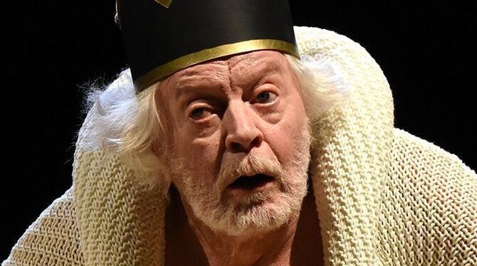 Egon Madsen (78) im von Mauro Bigonzetti inszenierten und choreografierten Einpersonenstück als König Lear.  FOTO: BROCKE/THEATE