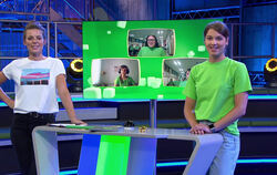 Moderatorin Amelie Stiefvatter und Teampatin Laura Knöll mit den »Fröschen« von der Gustav-Mesmer-Realschule.  FOTO: SWR