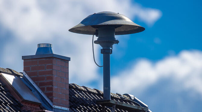 Eine Sirene auf einem Hausdach im Mecklenburg-Vorpommern. Früher waren diese auch in unserer Region allgegenwärtig.  FOTO: JENS