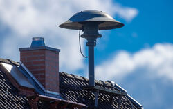  Eine Sirene auf einem Hausdach im Mecklenburg-Vorpommern. Früher waren diese auch in unserer Region allgegenwärtig.  FOTO: JENS