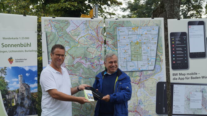 Peter Hauk (links) und Hans-Ulrich Rauchfuß stellen die neue Wanderkarte Sonnenbühl und die Wander-App-BW Map mobile vor.  FOTO: