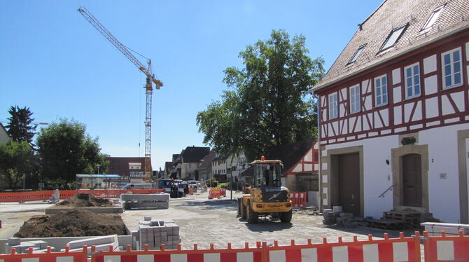 Die Bauarbeiten auf dem Notariatsplatz von Walddorfhäslach laufen auch in ihrer letzten Phase auf Hochtouren. Rechts das alte No