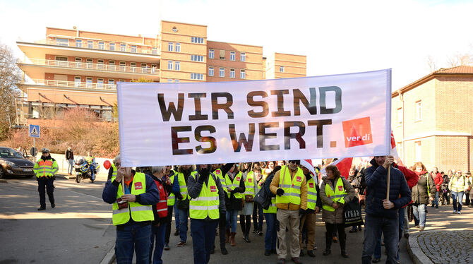 »Wir sind es wert«, steht auf einem Transparent, das einmal bei Streiks im öffentlichen Dienst in Tübingen gezeigt wurde. Auch h