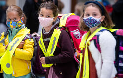 Außerhalb des Klassenzimmers herrscht für alle ab der fünften Klasse Maskenpflicht auf dem Schulgelände.  FOTO: DPA