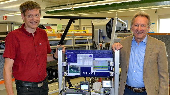 Geschäftsführer Rolf Trieflinger (rechts) und der zuständige Fertigungsleiter Alfred Stenzel von Viavi Solutions Deutschland in