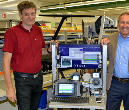 Geschäftsführer Rolf Trieflinger (rechts) und der zuständige Fertigungsleiter Alfred Stenzel von Viavi Solutions Deutschland in 