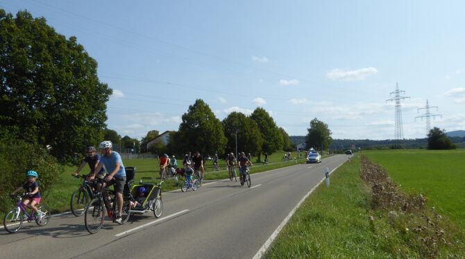 Rund 60 Fahrradfahrer aller Altersklassen nahmen an der Aktion teil. Rund zwölf Kilometer lang war die Strecke.  FOTO: BERNKLAU