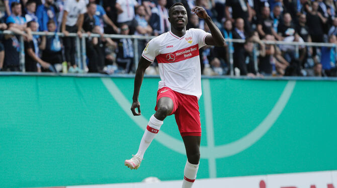 Silas Wamangituka durfte vor 7 500 Rostocker Zuschauern im Ostseestadion seinen Siegtreffer für den Bundesliga-Aufsteiger VfB St Silas Wamangituka durfte vor 7 500 Rostocker Zuschauern im Ostseestadion seinen Siegtreffer für den Bundesliga-Aufsteiger VfB St