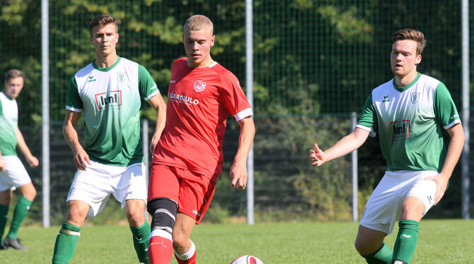 Lukas Neth (Mitte) ist mit vier Toren für den TSV Ofterdingen gegen Sickenhausen mit René Haarer (rechts) erfolgreich.  FOTO: B