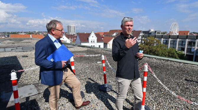 Oberbürgermeister Thomas Keck (links) und Projektleiter Tom Palmer auf dem Dach des Verwaltungsgebäudes Oskar-Kalbfell-Platz 21,