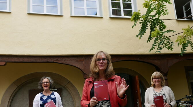 Dr. Claudia Guggemos (von links) Anke Bächtiger und Evelyn Koch präsentieren das neue Programm der Reutlinger Ehrenamtsakademie.