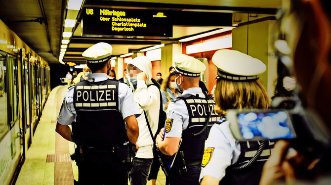 Corona-Einsatz am Stuttgarter Hauptbahnhof. Die Maske unter der Nase reicht nicht. Die Beamten klären auf.  FOTO: KOVALENK0/LICH