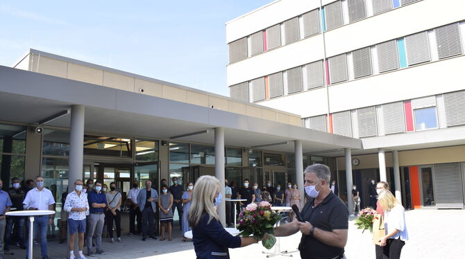 Festakt unter Coronabedingungen auf dem Pausenhof der neuen Schillerschule: Bürgermeister Hillert (rechts) übergibt der kommissa