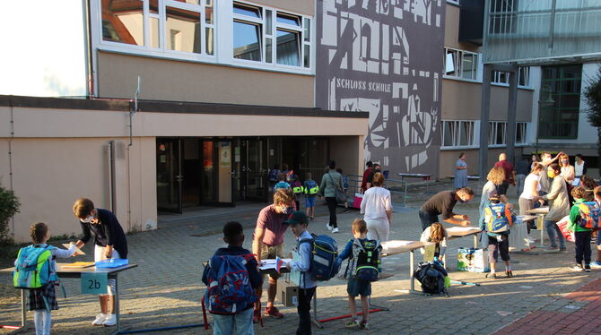 Schulanfang an  der Gomaringer Schloss-Schule: Wer seine Gesundheitserklärung dabei hatte, durfte weiter ins Klassenzimmer. FOTO