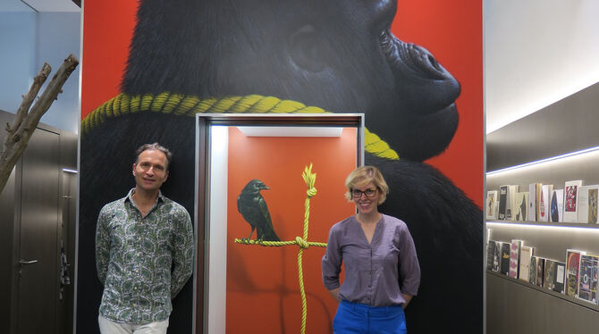Bilderspiele mit Affe und Rabe: Kunstmuseumsleiterin Ina Dinter (rechts) und der Künstler Eckart Hahn vor dem Aufzug im Spendhau