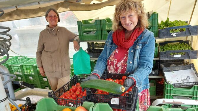 Bei Gunhild Bayer (rechts) sind Zucchini eigentlich Nebensache. Trotzdem ist die Ernte gut, und sie bietet an ihrem Stand auch