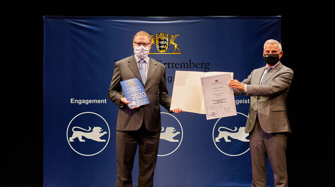 Ulrich Nann (links), Geschäftsführer der Baumann GmbH in Lichtenstein, ist von Innenminister Thomas Strobl als "ehrenamtsfreund