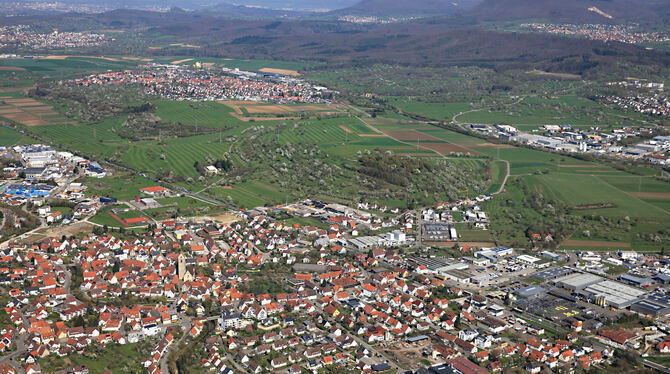 Blick über Ofterdingen hinweg nach Nehren (Mitte, links) und Mössingen (Mitte, rechts): In diesem Gebiet mit Wiesen und Ackerflä Blick über Ofterdingen hinweg nach Nehren (Mitte, links) und Mössingen (Mitte, rechts): In diesem Gebiet mit Wiesen und Ackerflä