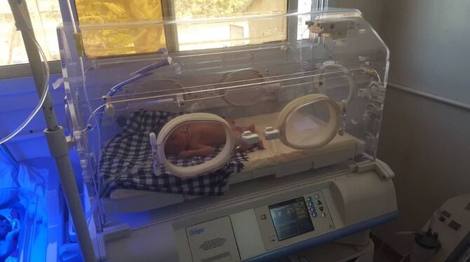 Diesem Frühchen hat er bereits das Leben gerettet: ein nach Gambia geschickter Inkubator aus Tübingen. FOTOS: PRIVAT Diesem Frühchen hat er bereits das Leben gerettet: ein nach Gambia geschickter Inkubator aus Tübingen. FOTOS: PRIVAT