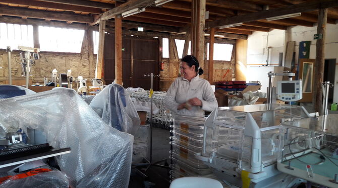 Elke Seelmann begutachtet die in der Kelter in Frickenhausen gesammelten medizinischen Geräte für Gambia. Elke Seelmann begutachtet die in der Kelter in Frickenhausen gesammelten medizinischen Geräte für Gambia.