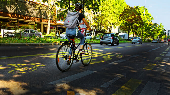 Bis Ende Oktober ist das Modellprojekt der Pop-up-Bike-Lanes angelegt.  FOTO: LICHTGUT/GEA