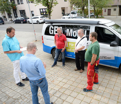 Beim Ortstermin sagen Steffen Ludäscher, Botho Walldorf und Willi Schönthaler (von rechts) vor dem GEA-Mobil den Redakteuren Mar