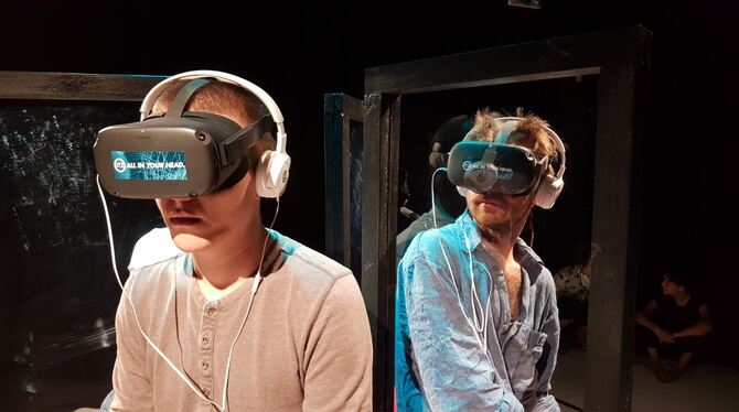 Abtauchen in virtuelle Welten: Besucher des Zimmertheaters Tübingen mit VR-Brille in der virtuellen Inszenierung »Vreedom«.  FOT