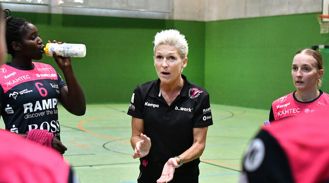 TuS-Trainerin Edina Rott (Mitte) und ihr Metzinger Handball-Team starten mit einem Heimspiel in den DHB-Pokal. Foto: Pieth