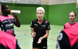 TuS-Trainerin Edina Rott (Mitte) und ihr Metzinger Handball-Team starten mit einem Heimspiel in den DHB-Pokal. Foto: Pieth 