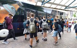 Erst die Maske auf und dann hinein in den Bus: Schülerinnen und Schüler beim Einstieg am Pfullinger Laiblinsplatz. FOTO: PIETH