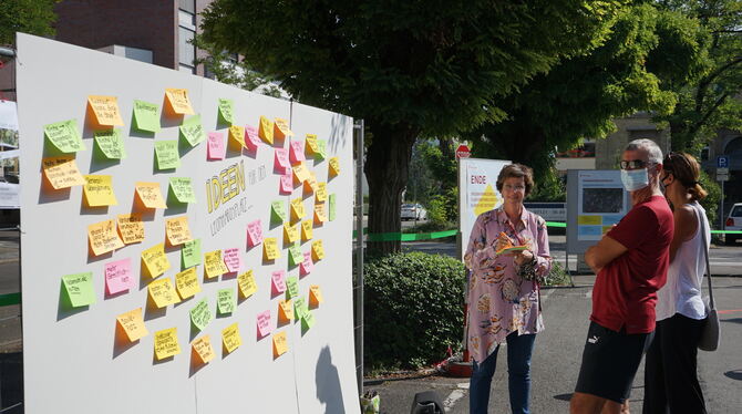 Kristina Oldenburg (links) nahm im Gespräch mit den Bewohnern der Oststadt deren Ideen und Vorschläge auf.   FOTO: LEIPOLD