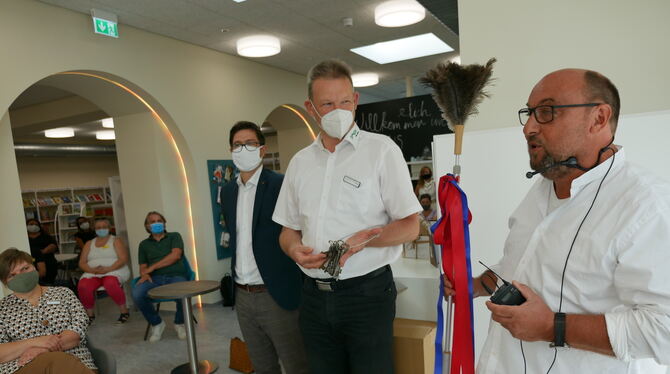 Dem Bürgermeister (links) überreichte Architekt Matthias Knies einen Staubwedel. Für die Kehrwoche. FOTO: LEISTER Dem Bürgermeister (links) überreichte Architekt Matthias Knies einen Staubwedel. Für die Kehrwoche. FOTO: LEISTER