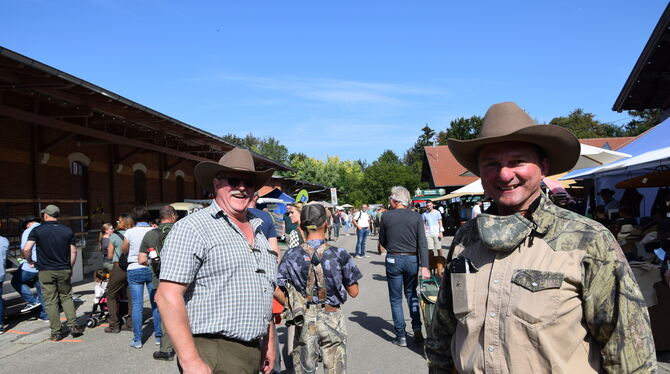 Reinhold Roth und Rolf Day aus Apfelstetten sind Jäger mit großen Hüten, keine Cowboys.