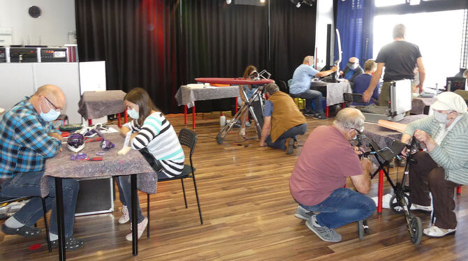 Gelungener Start nach monatelanger Pause: Viele Besucher kamen zum Repaircafé ins Metzinger Kulturzentrum, damit kaputte Geräte