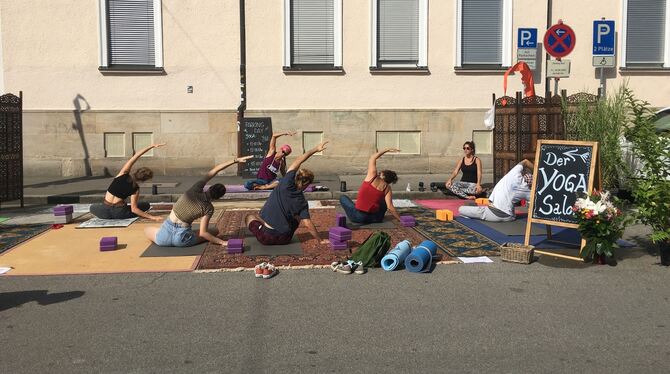 Dort, wo normalerweise Autos parken, gab es am Freitag in Tübingen kostenlose Yogastunden. Klimaschutzgruppen hatten zu der Akti