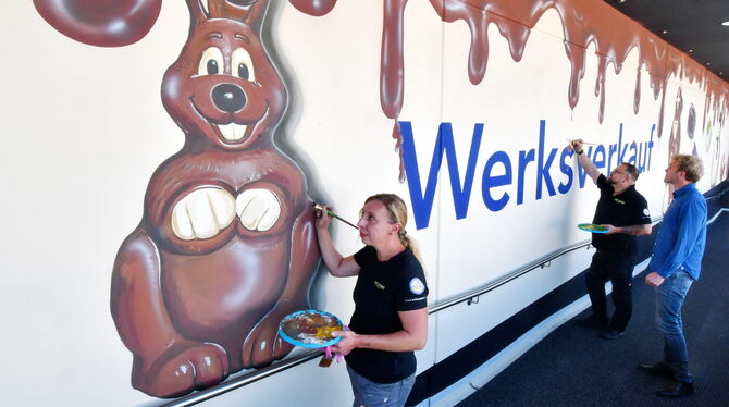 Illusionsmalerei am Firmengebäude von Klett-Schokolade in Nehren. Künstlerin Ute Worschischek mit Firmenchef Christopher Klett (