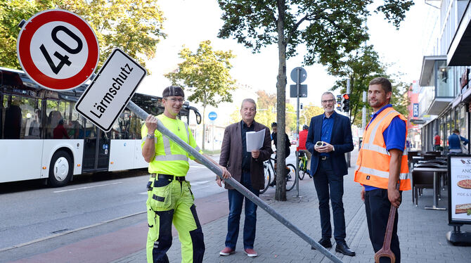Gestern installierten Sascha Gärtner (links) und Jens Böttcher (rechts) die Tempo-40-Schilder, begleitet von Gerhard Lude (Zweit