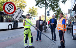 Gestern installierten Sascha Gärtner (links) und Jens Böttcher (rechts) die Tempo-40-Schilder, begleitet von Gerhard Lude (Zweit