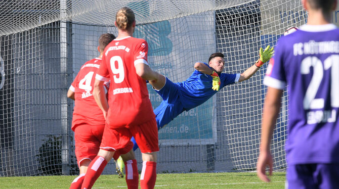 Verletzte sich im Spiel des SSV Reutlingen beim FC Nöttingen am Unterarm: Torwart Enrico Piu.  FOTO: BAUR