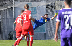 Verletzte sich im Spiel des SSV Reutlingen beim FC Nöttingen am Unterarm: Torwart Enrico Piu.  FOTO: BAUR 