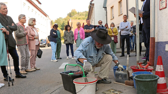 Ein Anfang: Gunter Demnig verlegt in Buttenhausen Stolpersteine, die ersten von vielen, die an die Opfer erinnern sollen. FOTOS: Ein Anfang: Gunter Demnig verlegt in Buttenhausen Stolpersteine, die ersten von vielen, die an die Opfer erinnern sollen. FOTOS: