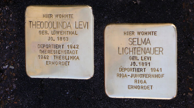 Mit den Stolpersteinen soll jedem jüdischen Menschen ein Denkmal gesetzt werden. Mit den Stolpersteinen soll jedem jüdischen Menschen ein Denkmal gesetzt werden.