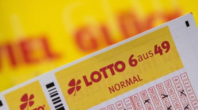Ein Lottoschein ist vor dem Schriftzug »Viel Glück« zu sehen